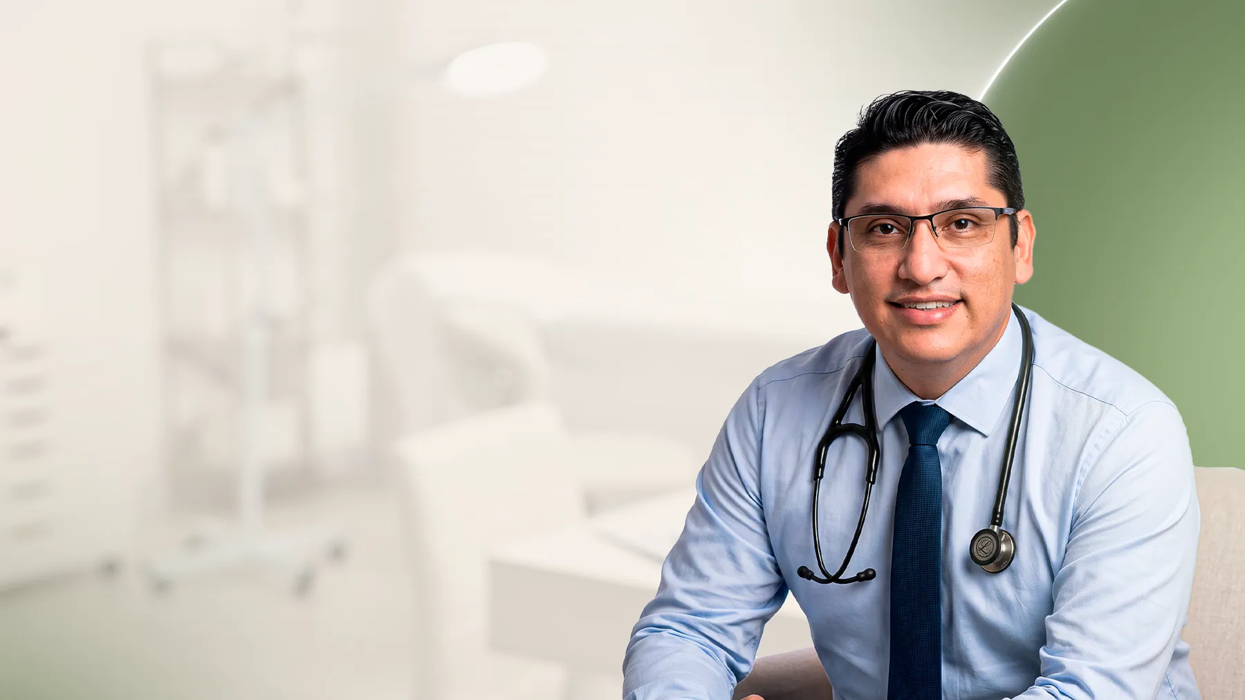 Dr. Joaquim Carlos, médico de família, em seu consultório