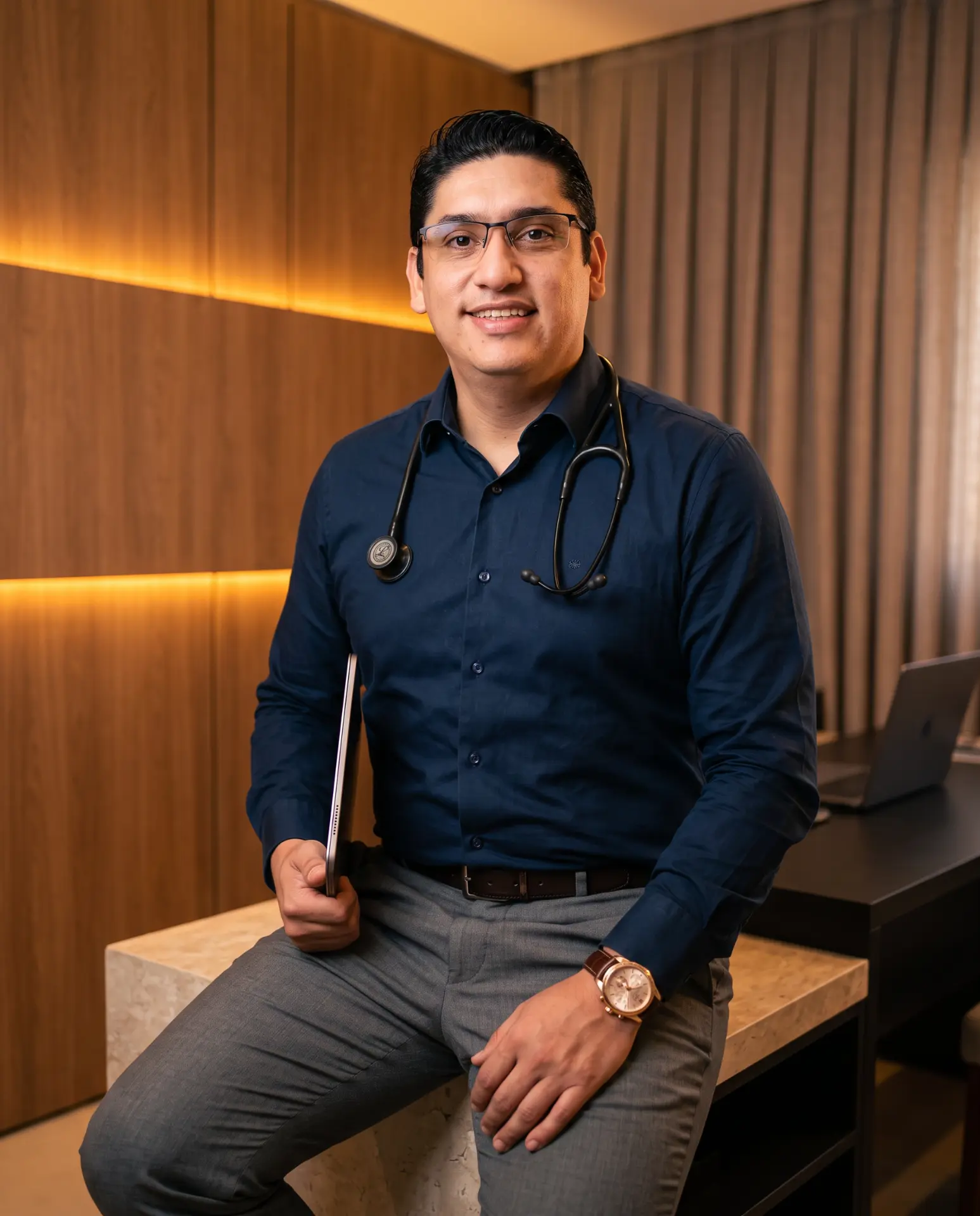 Dr. Joaquim Carlos em atendimento no consultório